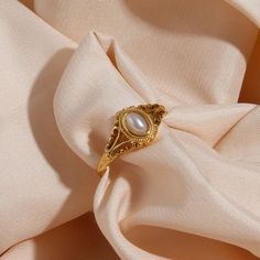 Cheap Vintage Midi Rings, Pearl Wedding Rings Vintage, Unique Necklaces Vintage Style, Art Deco Pearl Engagement Ring, Gold Ring Pearl, Pearl Ring Aesthetic, Gold And Pearl Ring, Pearl Wedding Ring Vintage, Pearl Rings In Gold