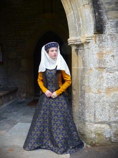 Fall Medieval Dress Costume With Historical Design, Historical Long Sleeve Medieval Dress Costume, Winter Medieval Dress Costume With Historical Design, Cotehardie 14th Century, Surcoat Medieval, 13th Century Clothing Women, 1200s Fashion, Medieval Dress Royal, Historical Dresses Medieval