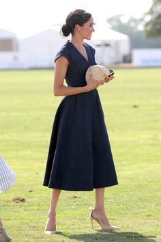 Bow Outfit, Heels Bow, Casual Attire For Women, Meghan Markle Style, Style Royal, Blue Heels, Royal Fashion, Meghan Markle