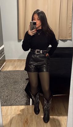 Black Cowgirl Boots Outfit, Black Western Outfit, Country Fall Outfits, Cowboy Boot Outfits, Outfit Botas, Cowgirl Boots Outfit, Winter Boots Outfits, Country Style Outfits, Mode Zara