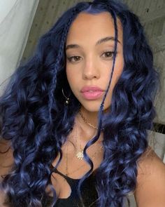 aes; blue hair inspo 𖤐⭒๋࣭ ⭑  dark blue hair darcy vega zodiac academy aesthetic silky hair hair inspo colourful hair hair stylist aesthetic hair goals curly hair Hair Goals Curly, Zodiac Academy Aesthetic, Stylist Aesthetic, Darcy Vega Zodiac, Short Blue Hair, Academy Aesthetic, Highlight Ideas