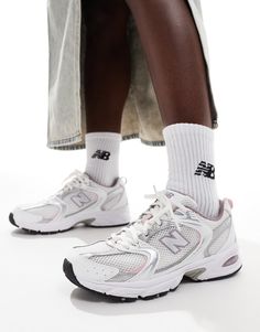 Chaussures par New Balance Casual et décontracté pour un look parfait Modèle bas Languette pour faciliter l'enfilage Languette et cheville rembourrées Logo New Balance emblématique Perforées pour une meilleure ventilation Semelle intermédiaire ABZORB pour un amorti réactif avec retour d'énergie Semelle extérieure en caoutchouc résistant Semelle texturée antidérapante New Balance 530 Trainers, Balance Logo, Flip Flop Boots, Pink Details, Leopard Print Baby, Shorts Co Ord, Logo New, White Trainers, Maxi Dress Trend