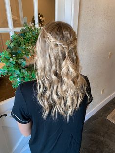 Curled And Braided Hairstyles, Hair For Hoco Simple, Prom Hairstyles Down With Braid, Curled Hairstyles For Medium Hair Prom, Hairstyles For Prom Medium Length Down, Snowcoming Hairstyles, Prom Down Hairstyles For Long Hair, Hoco Hairstyles With Braids, Simple Prom Hairstyles For Medium Hair