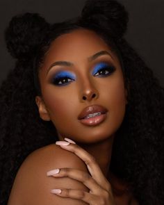 Dark Skin Blue Makeup, Havana Nights Makeup, Makeup Looks For Events, Afropunk Outfits, Makeup On Brown Skin, Blue Smokey Eye Makeup, Colored Eyeshadow, Blue Eye Makeup Tutorial, Dewy Makeup Look