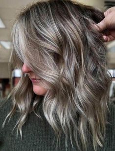 Discover Exciting Gray Hair Dye Trends and Vibrant Color Options Transitioning To Gray Hair, Grey Balayage, Natural White Hair, Grey Brown Hair, Dark Grey Hair, Grey Hair Care, Gray Balayage, Grey Hair Transformation