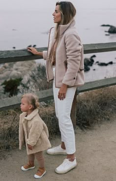 Mom Outfits Autumn, Mum Winter Outfits, European Mom Style, Mommy Outfits Casual, Mommy Style Mom Outfits, Fashion Mom Outfits, Beige Mom, Mommy Fashion