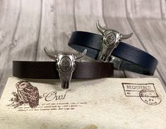 Bull skull and leather bracelet with choice of three colors, brown, black or dark navy blue. Width of European leather .3/8". Stainless steel bull skull. Jewelry in the American West spirit, ideal for gifts for groomsmen, for the western cowboy country wedding, the traditional American look. Personalization The leather can be engraved inside or outside with the words of your choice. Choose the font shown in the photo. The clasp Stainless steel. No need to know the size of the wrist, the length o Western Groomsmen, Gifts For Groomsmen, Jewelry Western, Cowboys Men, Bull Skull, Bull Skulls, Skull Jewelry, Men's Bracelet, Colors Brown