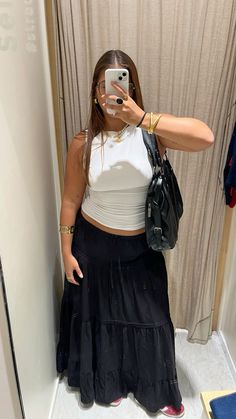 Black skirt tote bag school black and white outfit Outfits With Black Maxi Skirt, Tier Skirt Outfit, Black Tiered Skirt Outfit, Black Flowy Skirt Outfit, Tomorrow Outfit, Ny Fits, Tiered Skirt Outfit, Flowy Skirt Outfit, School Black And White