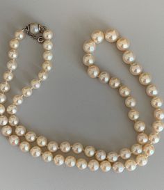 Falling Akoya cultured pearl necklace. White gold (18k) clasp made of a pearl. Pearl diameter: approximately 8 to 5 mm. Safety chain. Length: 53cm Gross Weight: 30.90 g Further information : We issue an invoice as well as a certificate of authenticity established by our qualified gemologist (LFG Paris). Our photos are not reworked and are taken in a natural light environment. We can send you a short video upon simple request. Each piece of jewelry is delivered in a box. Each shipment is made wit Vintage Gold Akoya Pearl Necklace, Vintage Akoya Pearl Necklace For Formal Occasions, Formal Double Strand Pearl Necklace With Pendant, Double Strand Pearl Necklace For Formal Occasions, Formal Double Strand Pearl Necklace, Classic Double Strand Pearl Pendant Necklace, Classic Double Strand Pearl Necklace With Pendant, Classic Round Pearl Necklace With 17 Jewels, Pearl Necklace For Anniversary