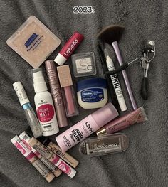 Essence Makeup Products, Catrice Makeup, Ideas De Maquillaje Natural, Essence Makeup, Makeup Bag Essentials, Makeup Accesories, Makeup Is Life, Makeup Help, Makeup School