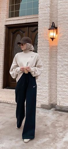 Street Hijab Style, Street Wear Hijab Style, Aesthetic Hijabi Outfits Casual, Hijab Outfit Street Styles, Modern Hijab Outfits, Street Style Hijab Outfits, Modern Hijab Fashion Street Style, Street Wear Hijab, Hijabi Street Wear