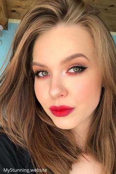 Pop Of Red Eyeshadow, Eye Makeup For Blondes With Green Eyes, Pop Of Red Makeup, Red Eye Makeup Green Eyes, Natural Makeup With Red Eyeshadow, Green Eyes Red Eyeshadow, Pink Eyeliner Green Eyes, Summer Wedding Guest Makeup Green Eyes, Simple Eyeshadow Looks For Green Eyes