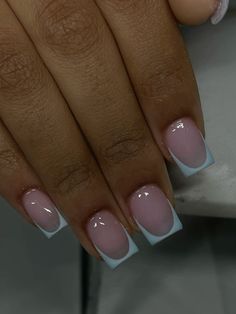 𝐁𝐚𝐛𝐲 𝐛𝐥𝐮𝐞 𝐬𝐡𝐨𝐫𝐭 𝐟𝐫𝐞𝐧𝐜𝐡𝐢𝐞𝐬 𝐰 𝐩𝐢𝐧𝐤 𝐛𝐚𝐬𝐞 Baby Pink And Baby Blue Nails, Cute Baby Blue Nails Short, Small French Tips, Baby Blue Short Nails, Baby Blue French Tip Nails, Baby Blue French Tips, Short Nail Inspo Simple, Baby Blue French Tip, Short Frenchies