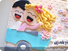 a cake decorated to look like a couple riding in a car