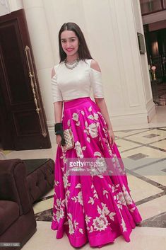 Silk Prom Dress, Crop Top Lehenga, Saree Bollywood, Work Pattern, Wear Crop Top, Sonam Kapoor