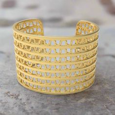 Nuestra pulsera de puño Clementia se basa en un antiguo ejemplo etrusco del siglo VII a.C. Su fuerte estructura arquitectónica se suaviza con las suaves olas tejidas a lo largo, creando una pieza brillante e inolvidable que nunca querrás estar sin ella.

"Clementia" significa clemencia, así como compasión, suavidad y calma. Gold Sterling Silver Bangle With Intricate Design, Intricate Design Sterling Silver Gold Bangle, Architectural Structure, Large Bracelet, Small Bracelets, Jewelry Catalog, Baltimore, Precious Metals, Art Museum