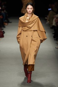 Classy Winter Outfits, Milano Fashion Week, Tweed Coat, Pinterest Fashion, Winter 2022, Fall 2022, Alberta Ferretti, Coat Fashion