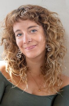 Curly Hair Shag With Bangs, Super Layered Curly Hair, Curly Shag With Highlights, Natural Curly Shag, Curly Auburn Hair Naturally, Curly Shag No Bangs, Curly Blonde Mullet, Curly Shullet Hairstyles, Curly Mid Length Hairstyles