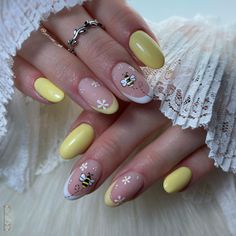 Yellow With Flower Nails, Nails Bumble Bee, Flower And Bee Nails, Bee Nail Ideas, Honey Nails Design, French Almond Nails Short, Yellow Bee Nails, Pastel Yellow Nails Design