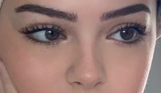 Pretty Makeup Eyeliner, 1950s Natural Makeup, Under Eye Lining, Earthy Makeup Looks Brown Eyes, Low Set Eyebrows, Approachable Makeup, Inner Eye Highlight, Subtle Eyeliner, Girls Hangout