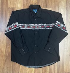 BlackbirdSedona presents to you this Vintage Cotton men's snap button western shirt. Steerhead / Geometric border print. It is in good vintage pre-owned condition.  Two chest pockets, one with a slot for a pencil. pearl snaps. finished hemline. the marked size on the label has worn off, however, based upon measurements, we believe it would best fit a  size XXL or an XL with an oversized fit. Please check measurements below: Underarm to underarm: 26" Total length: 30" front / 31" back Sleeve: 23" Since this is a vintage items all sales are final. No refunds. Please ask any questions before making purchase Western Black Button-up Shirt, Black Western Button-up Shirt, Western Style Black Button-up Shirt, Black Western-style Shirt For Western-themed Events, Western Black Shirt For Ranch, Western Style Black Shirt For Ranch, Western Show Shirts, Vintage Western Wear, Cowboy Shirt