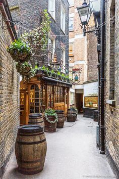 Ye Olde Mitre Pub in London Industrial London Aesthetic, Slytherin Style, Victorian Industrial, Background References, London Travel Guide, Background Inspiration, Planet Coaster, Paintings Ideas