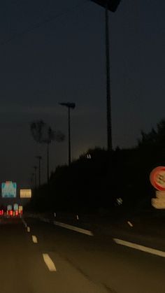 blurry picture of the highway at night Aesthetic Road Pics, Highway Aesthetic Night, Night Road Aesthetic, Blurry Background Photography, Nostalgic Places, Road Aesthetic, Night Core, Night Pic