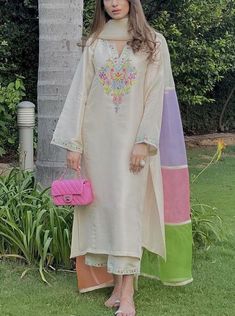 Pakistani Women Dresses, Stylish Kurtis Design, Pakistani Fancy Dresses, Pakistani Dresses Casual, Pakistani Fashion Party Wear, Beautiful Pakistani Dresses, Salwar Kamiz, Dress Design Patterns, Kurti Designs Party Wear