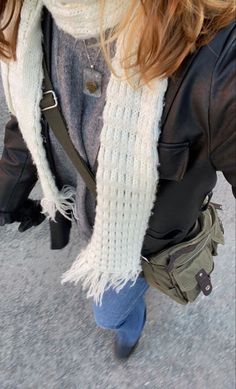 Caryscore Aesthetic, Crystal Outfit Aesthetic, Jeans Casual Outfit, Aesthetic Jewellery, Outfit Minimalist, Scarf Jacket, Cute Scarfs, Jeans Casual