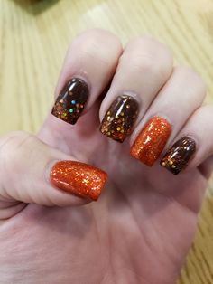 Fall Nails Glitter Accent, Dips Nails, Fall Nails Sparkle Accent, Autumn Nails Dip Powder, Fall Leafs Nails, Sistaco Nails, Fall Leaf Glitter Nails, Pumpkin And Fall Leaves Nails, Moms Nails