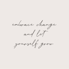 a handwritten quote with the words,'embrace change and let yourself grow '