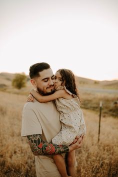 Daddy And Me Photo Shoot Father Daughter, Dad Daughter Picture Pose, Daddy And Me Mini Session Ideas, Cute Daddy And Daughter Pictures, Father’s Day Mini Session, Father And Daughter Photos, Father Daughter Portraits, Father’s Day Mini Photoshoot