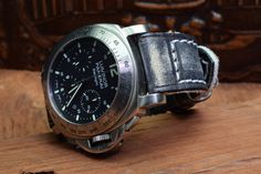 RECOMMENDATION FOR STRAP LENGTH : WRIST SIZE 15-17 CM - 115/75 MM STRAP LENGTH WRIST SIZE 17,5-19 CM - 130/80 MM STRAP LENGTHCaracteristics: Model : VINTAGE - CALF VINTAGE COLORUM BLACK/WHITE Genuine CALF LEATHER Color : BLACK Handmade ONLY VALID FOR TANG BUCKLE (PHOTOS) Width : 26/24/22 mm (at the watch) - 26/24/22 mm (at the buckle) Length : 130 / 80 mm - 115 / 75 mm Thickness : aprox. 4-4,5 mm Edges : natural Keeper : 1 fix + 1 floating Inox. tubes included (Width 26 + 24 mm) Waterproofed: NO Black Leather Watch Band For Outdoor Use, Black Leather Watch Bands For Outdoor, Black Leather Watch Bands, Vintage Deer, Leather Watch Strap, Vintage Band, Vintage Leather, Watch Strap, Leather Watch