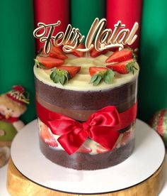 there is a cake with strawberries on it and the words felir nati