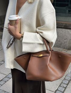 Sac Tote Bag, Wealthy Women, Coat Women Fashion, Loose Coats, Outwear Women, Winter Vibes, Fall Fits, Woolen Coat, Looks Chic