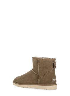 - Brown Ugg suede leather ankle boots for man - Round toe - Shearling lining - Treadlite by UGG sole - Rear logoed patchComposition: 60% Wool, 40% Lyocell Lining:, 100% Polyester Sole:, 100% Rubber Boots For Man, Ugg Classic Mini Ii, Ugg Classic Mini, Margiela Shoes, New Bottega, Ankle Boots Men, Gucci Sneakers, Sheepskin Boots, Ugg Classic