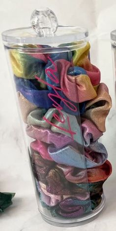 Scrunching Storage, How To Store Scrunchies, Scrunchy Storage, Hair Accessories Storage Ideas, Storing Scrunchies, Scrunchie Storage Ideas, Scrunchie Organization, Hair Accessory Organization