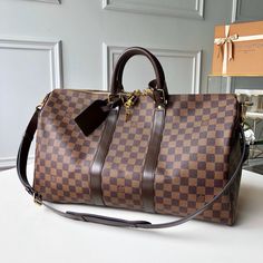 Description L.V Keepall Bandoulière 45 Damier Ebene Canvas For Women, WoBags 17.7in/45cm LV N41428 Rep 1:1 Travel light, but always in style. Since 1930, Vuitton’s Keepall duffle has journeyed alongside generations of elegant globetrotters. This version, the smallest of the line, holds all the essentials for an overnight jaunt. In Damier Ebene canvas with comfortable-to-hold leather handles, a strap for casual cross-body wear and a gleaming brass padlock. 45 x 27 x 20 cm / 17.7 x 10.6 x 7.9 inch Tas Louis Vuitton, Lv Keepall, Lv Luggage, Louis Vuitton Luggage, Louis Vuitton Keepall, Damier Ebene, Sierra Leone, Leather Handle, Travel Accessories