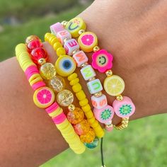 Bead Business Ideas, Beaded Bracelets Preppy, Homemade Bracelets With Beads, Cute Bracelets To Make, Preppy Clay Bead Bracelets, Bracelets Diy Beads, Fimo Bracelet, Bracelets With Beads, Clay Bracelets