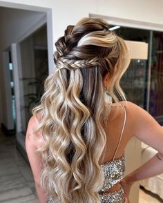 Aruba Wedding, Half Up Half Down Hair Prom, Prom Hair Down, Hoco Hairstyles, Quince Ideas, Graduation Hairstyles, Hair And Beauty, Wedding Hairstyle