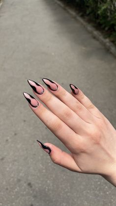 Siyah Nail Art, Nail Art Black French, Nails Art Black And White, Maddie Nails, Almond Nails Aesthetic, Black And White Nail, Aesthetic Nail, Nails Aesthetic, Grunge Nails