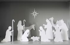 Christmas Crib Ideas At Home Diy, Outdoor Nativity Sets, Christmas Crib Ideas, Nativity Scene Diy, Nativity Scene Display, Nativity Silhouette, Christmas Crib, Outdoor Nativity, Diy Nativity