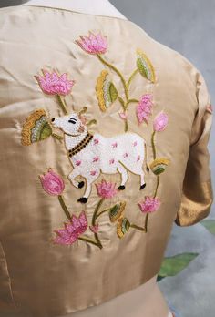 Cow Embroidery Design Blouse, Paint Blouse Designs, Pichwai Embroidery Design, Paintings On Blouses, Pichwai Painted Sarees, Pichwai Paintings On Blouse, Pichwai Blouse Design, Blouse Painting Designs Latest, Painting Blouse Designs