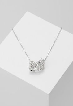 Swarovski Dancing Swan Necklace, Swarovski Swan Necklace, Jewelry Photography Tutorial, Swarovski Jewelry Necklace, Penyimpanan Makeup, Ethereal Jewelry, Swan Necklace, Swarovski Swan, Vintage Choker Necklace