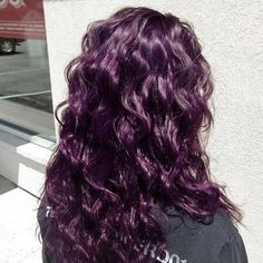 Purple Hair Colors Ideas, Perpul Hair Color Ideas, Red Purple Hair With Blonde Highlights, Multi Shade Purple Hair, Darker Purple Hair, Hairdye Ideas Purple, Purple Hair On Curly Hair, Hair Dye Ideas Wavy Hair, Curly Violet Hair