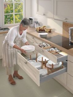 Como organizar louças e multiplicar o espaço dentro dos armários Kitchen Remodel Dark Cabinets, Interior Design Kitchen Rustic, Kitchen Cabinet Accessories, Kitchen Interior Design Modern, Kitchen Room Design, Kitchen Furniture Design