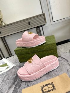 Size: 35-47 It comes with Dust box, Care manual, Tag, and Paper bag.Size Guide: Platform Crocs, Yeezy Boots, Rubber Slippers, Fashion Slides, Cozy Slippers, High Heel Slippers, Designer Slippers, Aesthetic Things