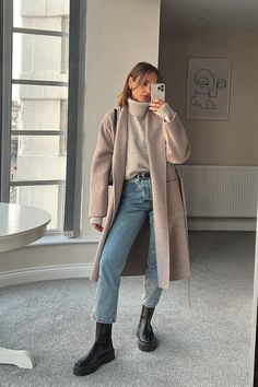 How To Wear Ankle Boots With Jeans This Winter - Style by Savina Trench Coat With Jeans Outfit, Chunky Ankle Boots Outfit, Mum Clothes, Vinter Mode Outfits, Boots With Jeans, Chelsea Boots Outfit, Ankle Boots With Jeans, European Christmas, How To Wear Ankle Boots