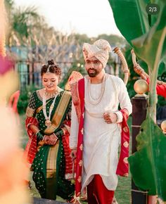 Maharashtrian Vidhi Look Couple, Marathi Couple Wedding Dress, Marathi Wedding Outfit, Indian Engagement Outfit Couple, Maharashtrian Wedding Couple Outfits, Peshwai Look For Wedding, Maharashtrian Groom Outfit