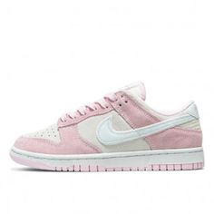 Comment taille le modèle Nike Dunk Low LX Pink Foam ? Les baskets Dunk Low LX Foam Pink taillent normalement. Il est donc recommandé de prendre sa pointure habituelle. Si vous avez des doutes sur votre taille, n'hésitez pas à vous référer au guide des tailles présent sur notre site internet. Ces chaussures conviennent donc parfaitement à tous les amoureux de sneakers qui souhaitent ajouter une paire de baskets confortables et tendances à leur collection.   Quelle est la date de sortie du modèle Pink Velvet Nike Dunks, Pink Nike Dunk Low, Nike Dunk Low Pink Velvet, Pink Dunks Low, Pink And White Dunks, Nike Pink Shoes, Pink Nike Dunks, Nike Dunks Low